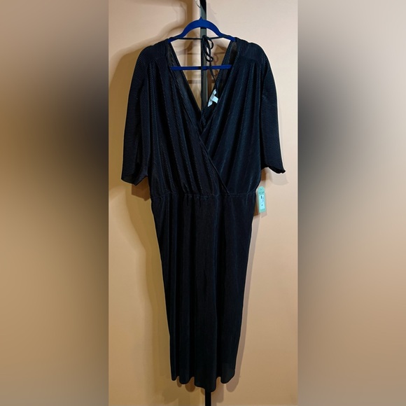 Chic Black Short Sleeve Dress - Picture 1 of 2